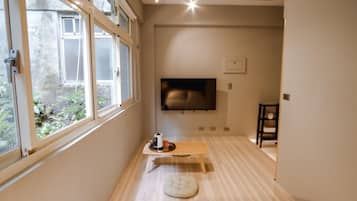 Egyptian cotton sheets, premium bedding, minibar, desk