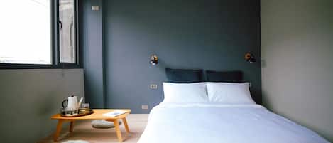 Basic Room, 1 Double Bed, Non Smoking, Marina View | Egyptian cotton sheets, premium bedding, minibar, desk