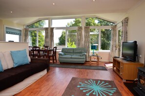 Smart TV, fireplace, DVD player - Open plan lodge with stunning views, near Dunoon, sleeps 4, pet friendly (Hunters Quay)