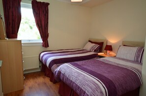2 bedrooms, iron/ironing board, free WiFi, bed sheets - Open plan lodge with stunning views, near Dunoon, sleeps 4, pet friendly (Hunters Quay)