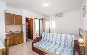 Free WiFi, bed sheets - Cozy apartment in Mandre with WiFi (Mandre)