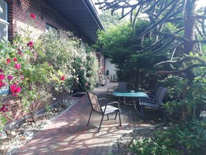 Outdoor dining - Old village school in Friederiksiel - Up to 6 persons, 4 bedrooms (Wangerland)