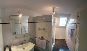 Shower, hair dryer, towels - Old village school in Friederiksiel - Up to 6 persons, 4 bedrooms (Wangerland)