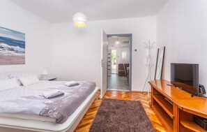 2 bedrooms, free WiFi, bed sheets - 2 bedroom stunning apartment in Malinska (Malinska)