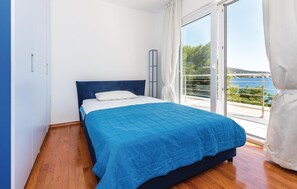 5 bedrooms, in-room safe, free WiFi, bed sheets