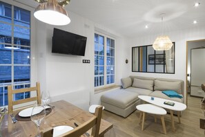 TV, stereo - La Cordée - Two Bedroom Apartment, Sleeps 6 (Saint-Malo)