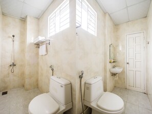 Superior Double Room | Bathroom | Shower, slippers, bidet, towels