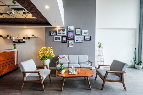 Lobby sitting area - OYO 132 Ochna Hotel (Da Nang)