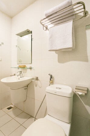 Shower, slippers, bidet, towels - OYO 132 Ochna Hotel (Da Nang)