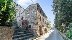 A narrow road leading to a stone building with a staircase. - Nice home in Civitella Marittima GR (Civitella Marittima GR)