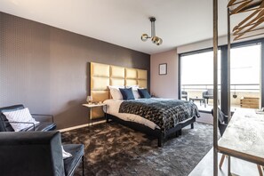 Tabla de planchar con plancha, wifi y ropa de cama