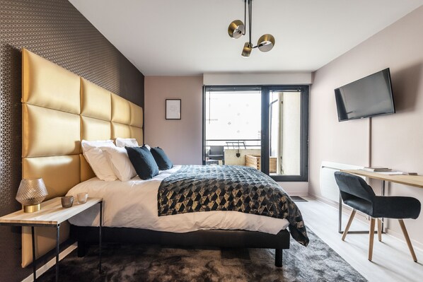 Tabla de planchar con plancha, wifi y ropa de cama