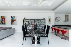 Villa | In-room dining