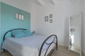 4 habitaciones, tabla de planchar con plancha y cuna de viaje 