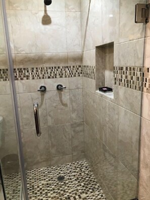 Dusche, Handtücher, Toilettenpapier