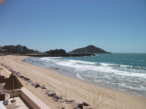 On the beach, sun loungers, beach towels - BEACHFRONT condo (2B/2B) with a 20% Discount for stays longer than 28 days!! (Marina Mazatlán)