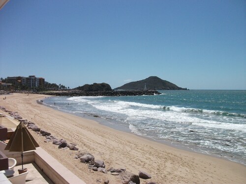 BEACHFRONT condo (2B/2B) with a 20% Discount for stays longer than 28 days!!