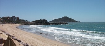 BEACHFRONT condo (2B/2B) with a 20% Discount for stays longer than 28 days!!