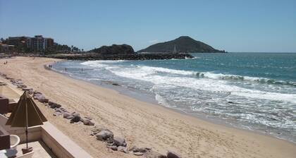 BEACHFRONT condo (2B/2B) with a 20% Discount for stays longer than 28 days!!