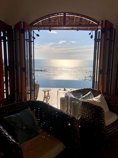 Pacific Coastal Luxury Villa. Oceanfront View! Si Sea See!