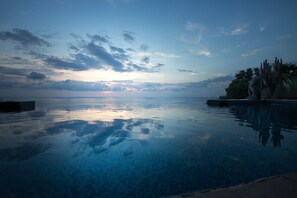 Outdoor pool - Pacific Coastal Luxury Villa. Oceanfront View! Si Sea See! (Ojochal)