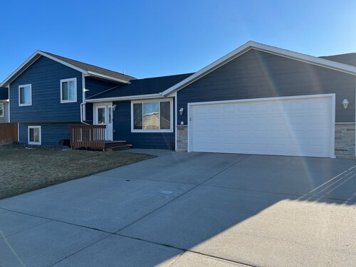 Modern day home + 4 bedrooms + hot tub