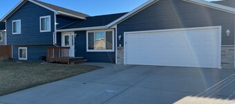Modern day home + 4 bedrooms + hot tub