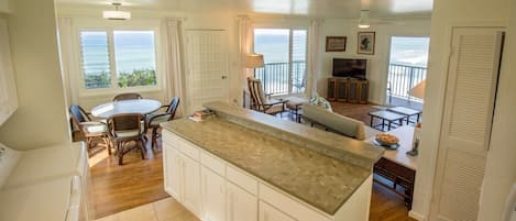 Televisie, een dvd-speler, boeken en een muziekbibliotheek