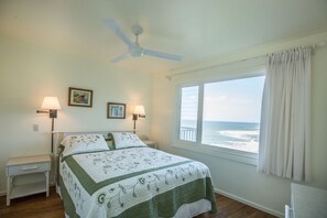 2 makuuhuonetta, tallelokero huoneessa, työpöytÀ, silitysrauta/-lauta