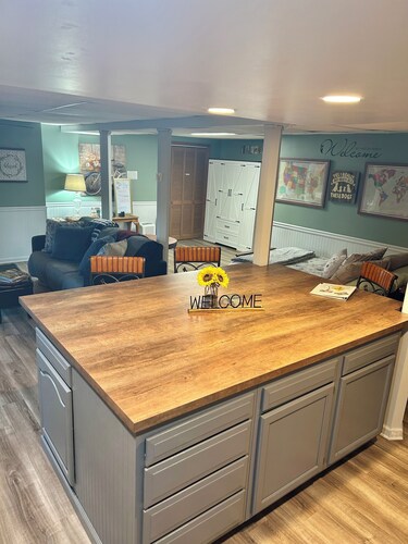 Private Lower Apt & Short Term Stay-Dog Friendly!!