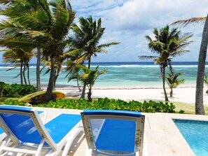 Plage, chaises longues, serviettes de plage