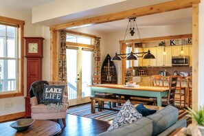 Spacious & Open Floorplan - Welcome to Driftwood Cottage at The Lookout at Lake Chelan (Chelan)