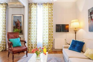 TV connectée, livres, espaces bureaux