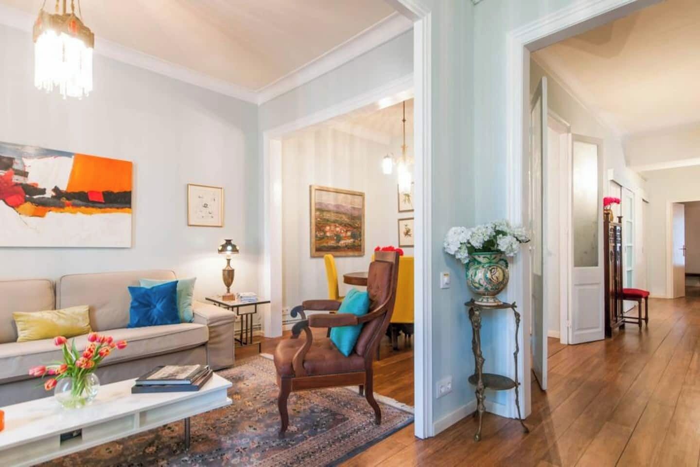 Smart-tv, böcker och kontor