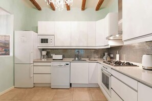 Kühlschrank, Mikrowelle, Ofen, Herdplatte