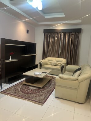 Flat-screen TV - Al Sadarah Hotel Apartments (Sohar)