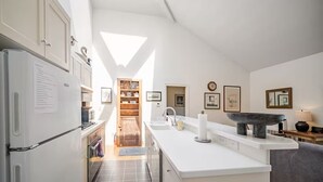 Une cuisine moderne dotée d’un îlot central, d’un four encastré et d’un garde-manger.