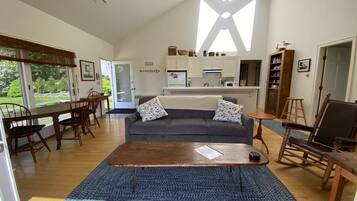 Télévision, lecteur de DVD, livres