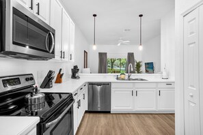Fridge, microwave, oven, stovetop - Bahama Bay, Davenport, Florida Oversize 2 Br condo (Davenport)
