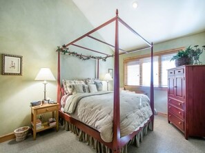4 habitaciones, escritorio y tabla de planchar con plancha