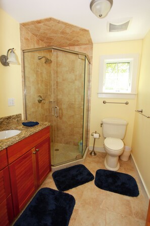 Combined shower/tub, hair dryer, towels, soap - Modern beach house - Walking distance to Philbin Beach (Aquinnah)