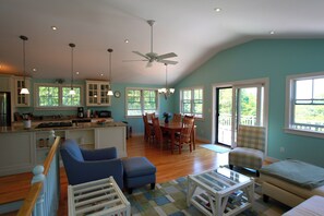 Smart TV, books, video library, stereo - Modern beach house - Walking distance to Philbin Beach (Aquinnah)