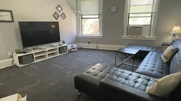 Una Smart TV, libros