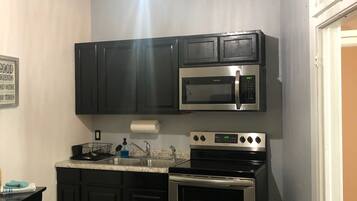 Frigorífico, microondas, horno y placa de cocina