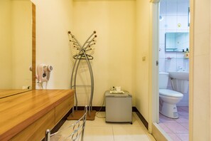 办公桌、免费 WiFi