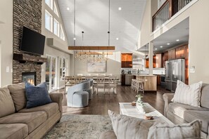 Smart TV, fireplace, video games, table football - Beautiful, Comfortable, & Spacious: Lakeview with Hot Tub and Entertainment Room (Branson)