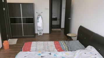 3 slaapkamers, een strijkplank/strijkijzer, wifi, beddengoed