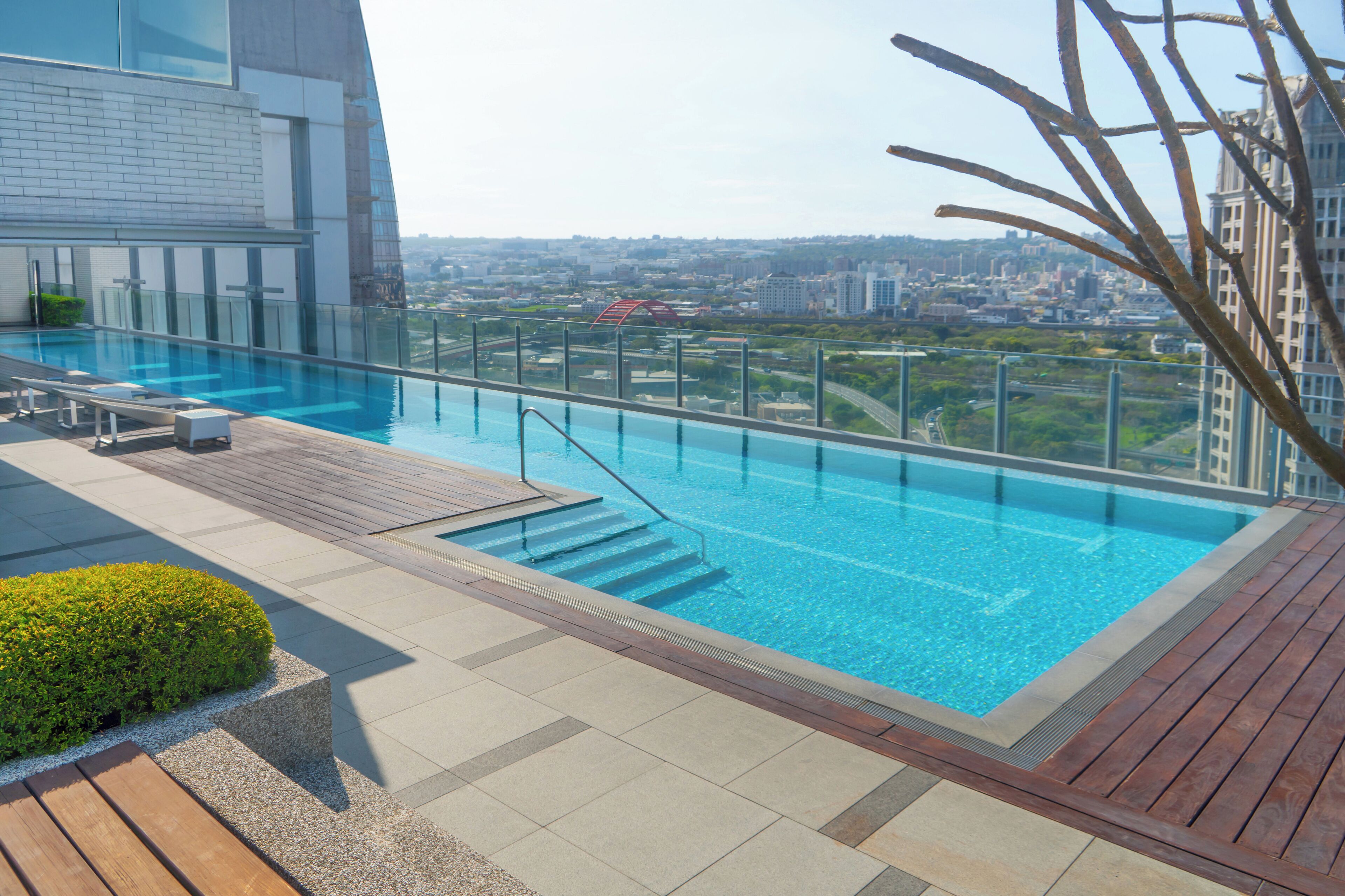 Een buitenzwembad en ligstoelen