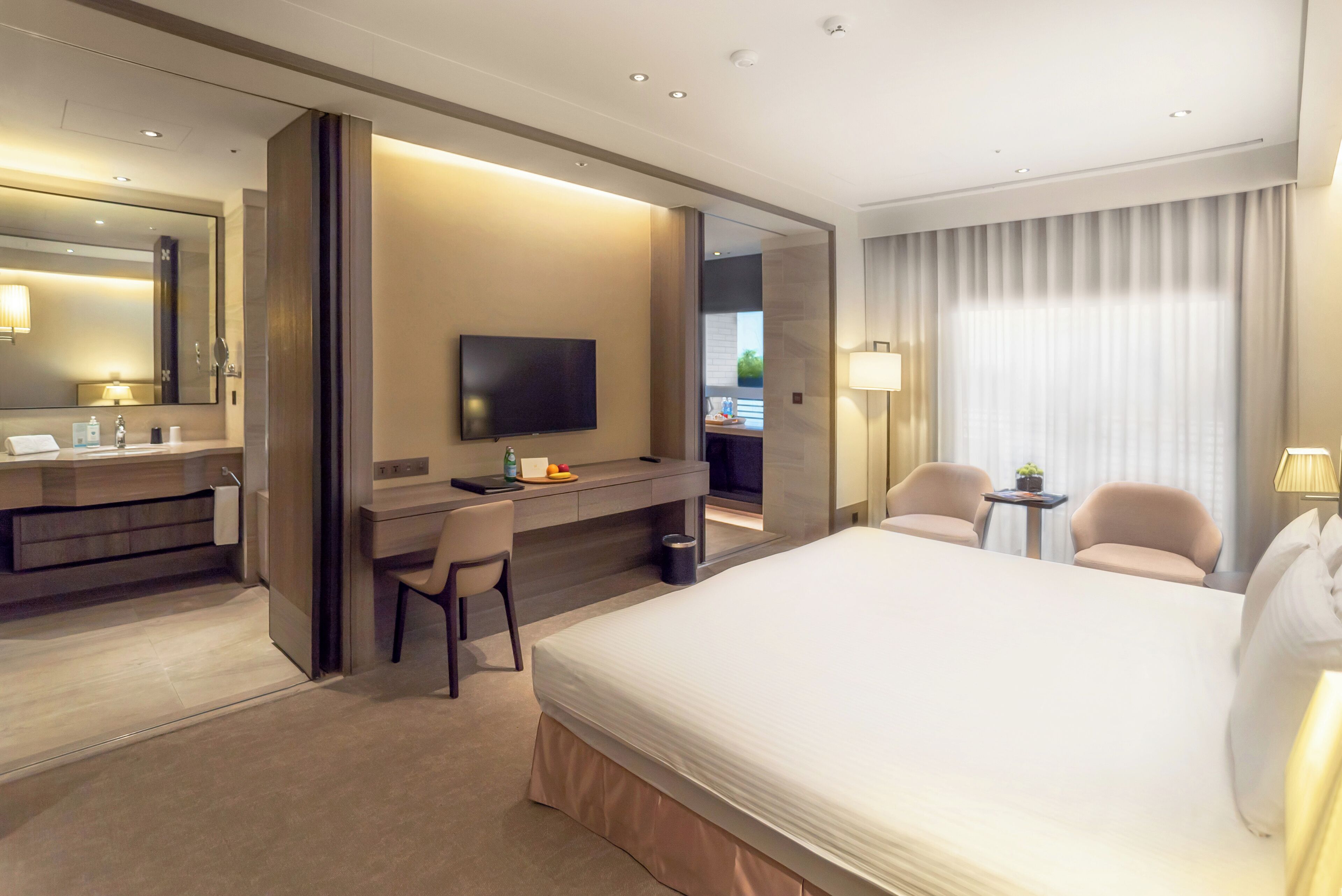 Deluxe Room, 1 King Bed (Joining Single Beds, 2F- 4F) | In-room safe, blackout drapes, soundproofing, iron/ironing board