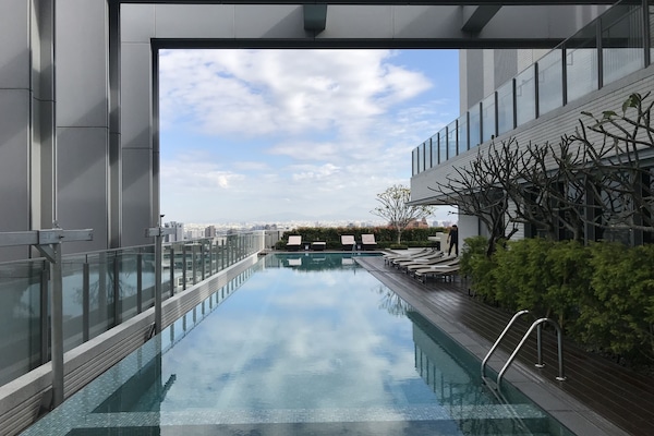 Alberca al aire libre y camastros